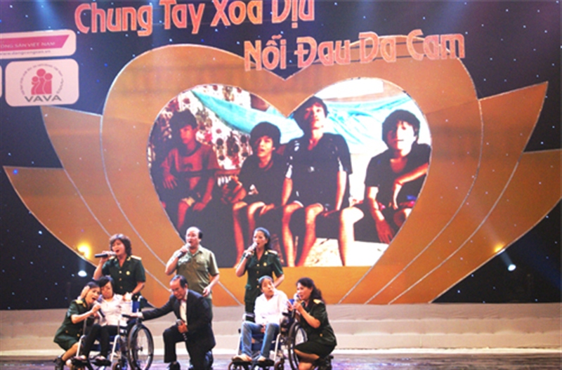 ທ່ານນາງຮອງປະທານປະເທດ ເຂົ້າຮ່ວມລາຍການ “ຮ່ວມແຮງຮ່ວມໃຈ ເພື່ອບັນເທົ່າຄວາມເຈັບປວດຈາກທາດພິດສີສົ້ມ”